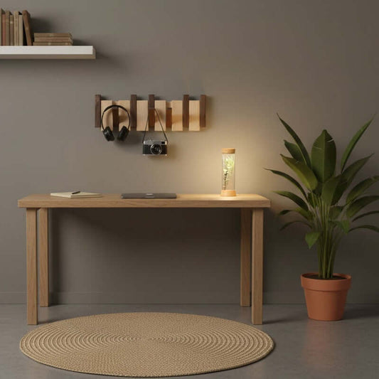 Perchero de pared Verona en un entorno moderno con escritorio, planta y luz cálida, mostrando su diseño escandinavo.