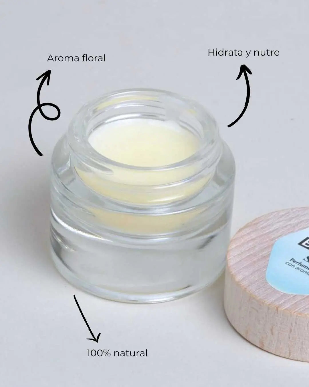 Perfume sólido Banbu en tarro de vidrio con tapa de madera y etiquetas explicativas sobre sus beneficios naturales.