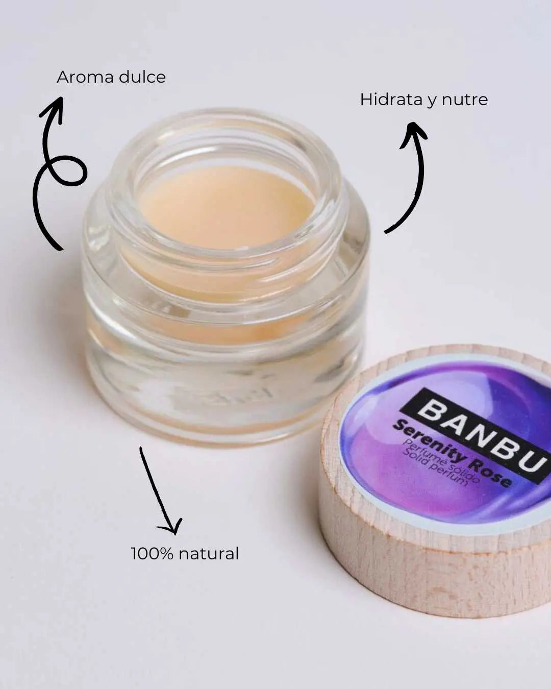Tarro de vidrio con perfume sólido Banbu de textura cremosa y tapa de madera, sobre fondo blanco con flechas explicativas.