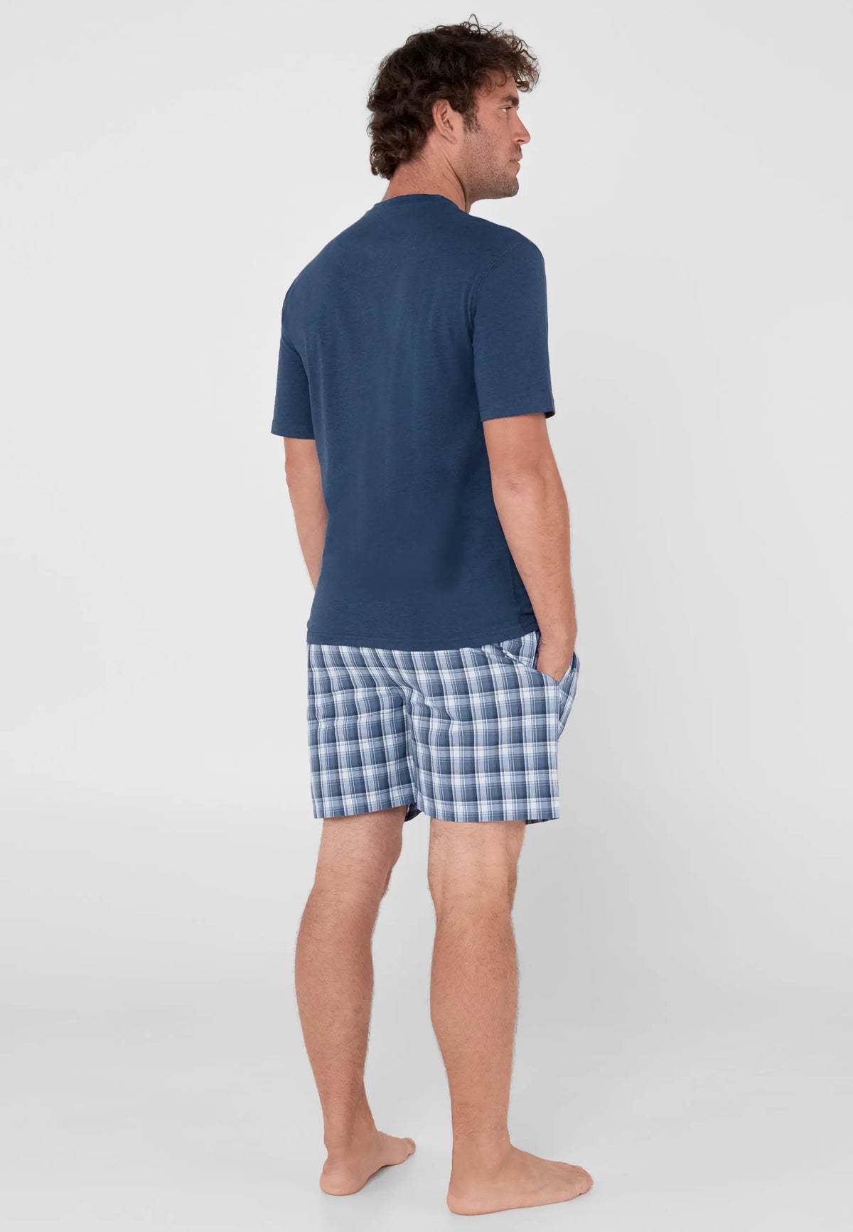 Conjunto de pijama para hombre: camiseta azul marino de algodón y pantalones cortos a cuadros en tonos azul y blanco.