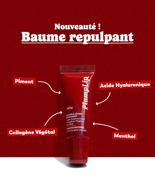 Tube de baume rouge brillant PlumpLip de Trew sur fond rouge, annoté des ingrédients naturels : piment, acide, collagène.