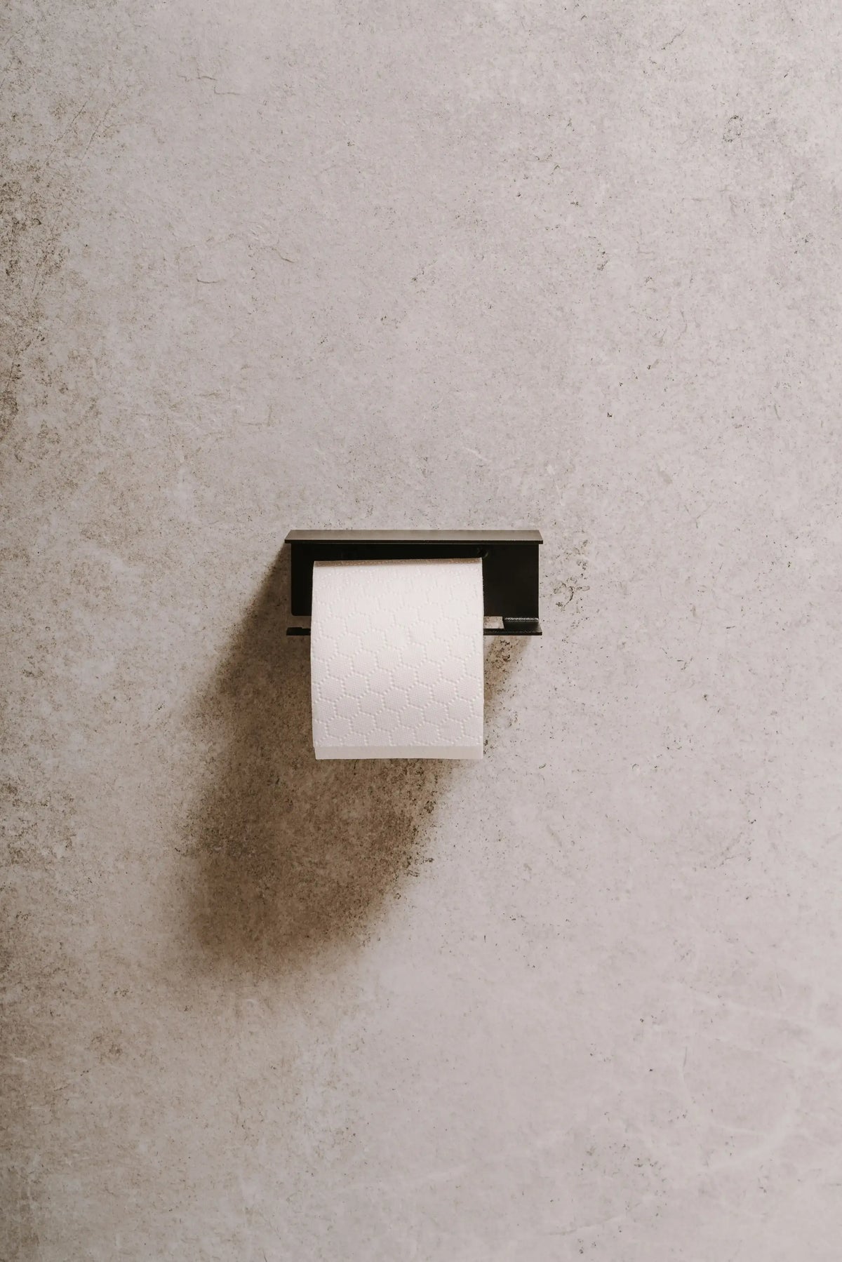 Portarrollos Berno – accesorios baño moderno con estante