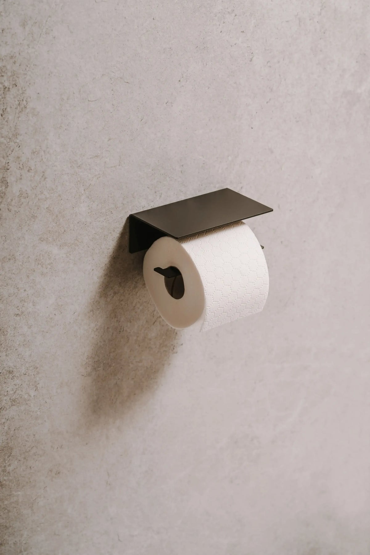 Portarrollos Berno – accesorios baño moderno con estante