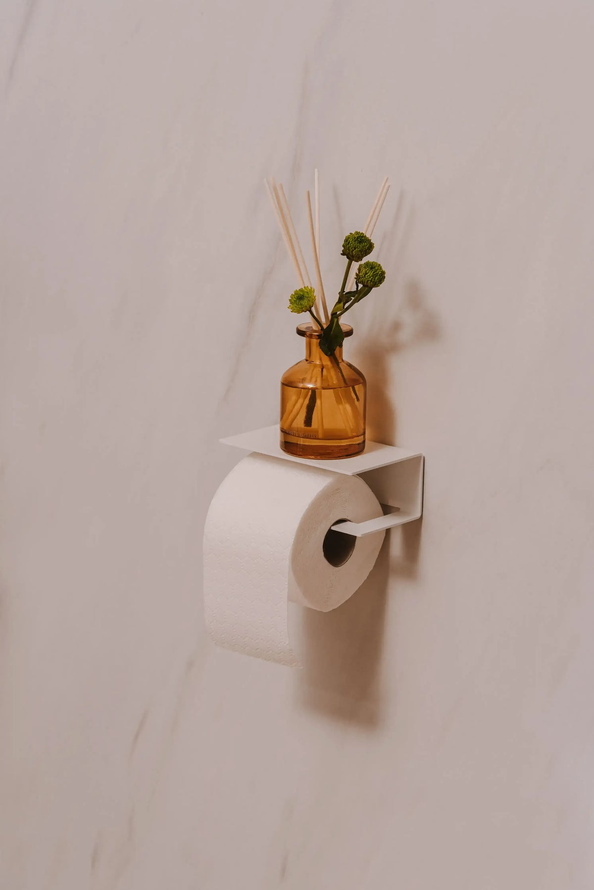 Portarrollos Berno – accesorios baño moderno con estante