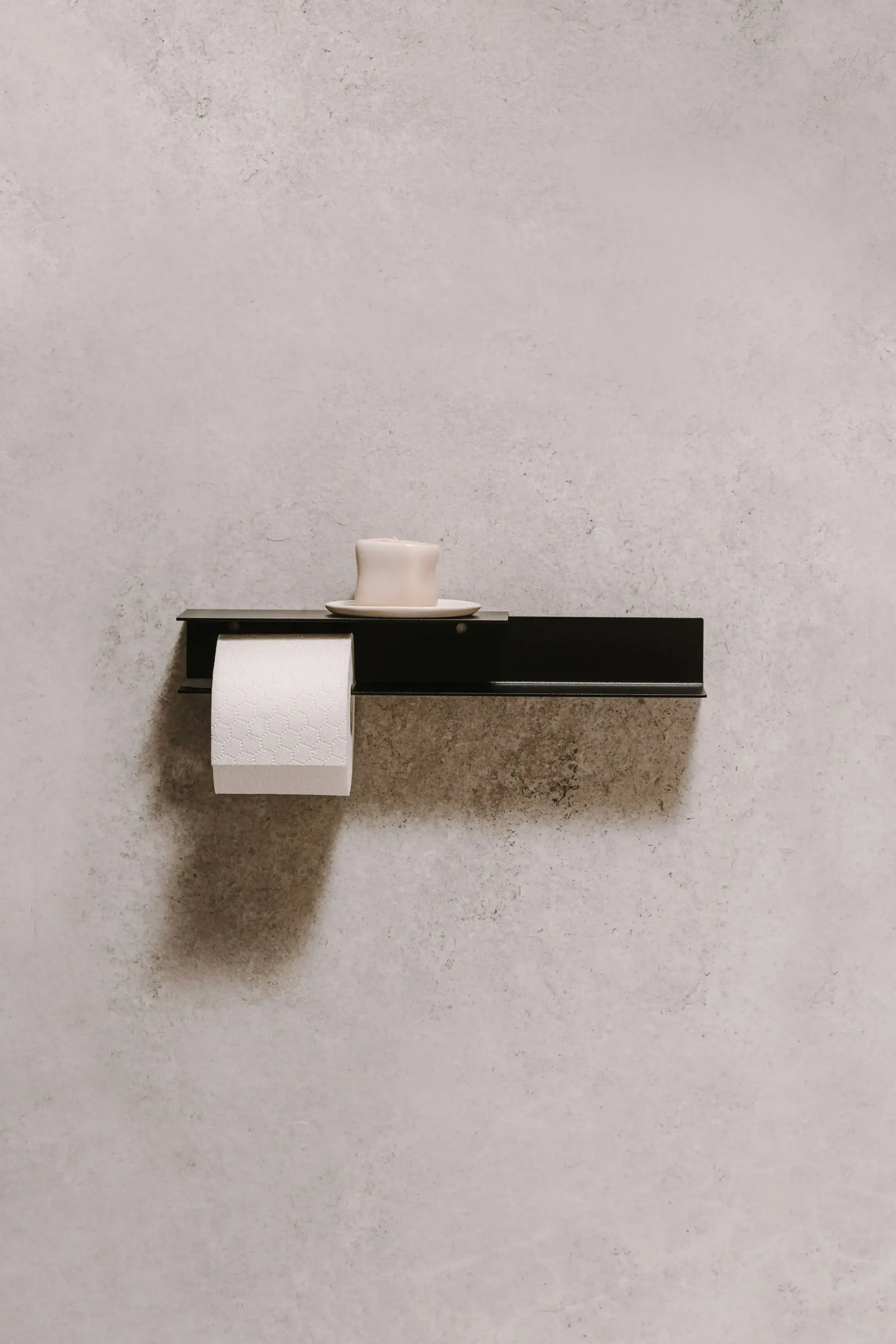 Portarrollos Berno – accesorios baño moderno con estante