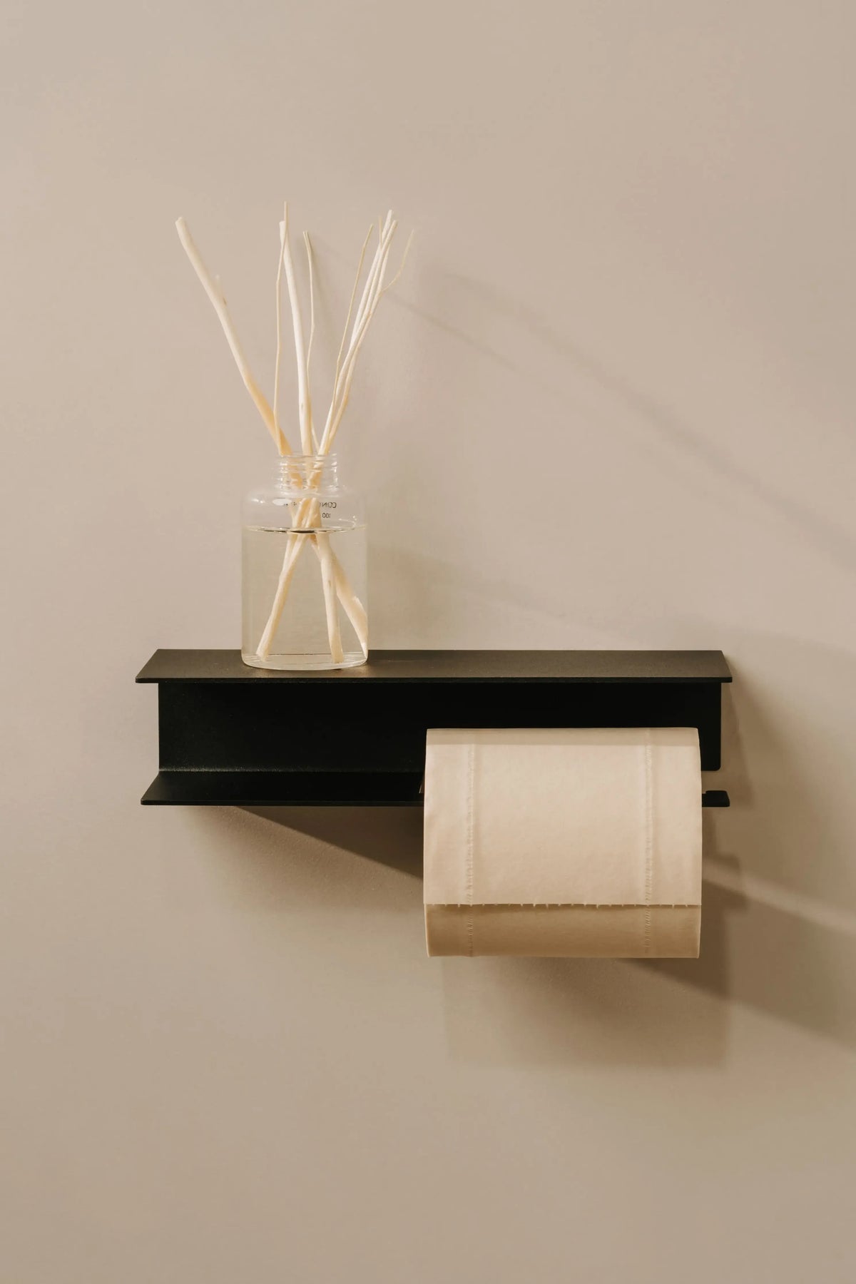 Portarrollos Berno – accesorios baño moderno con estante