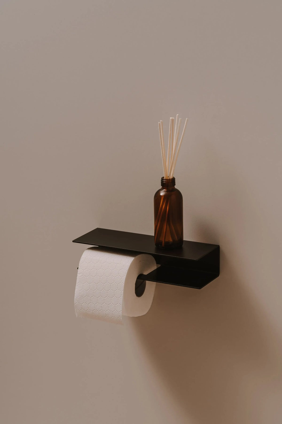 Portarrollos Berno – accesorios baño moderno con estante