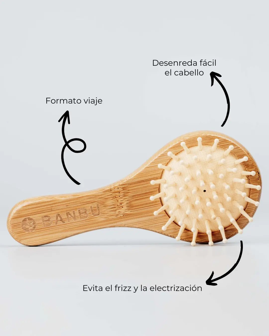 Cepillo de viaje Banbu en madera natural con púas suaves, ideal para desenredar el cabello sin generar frizz.