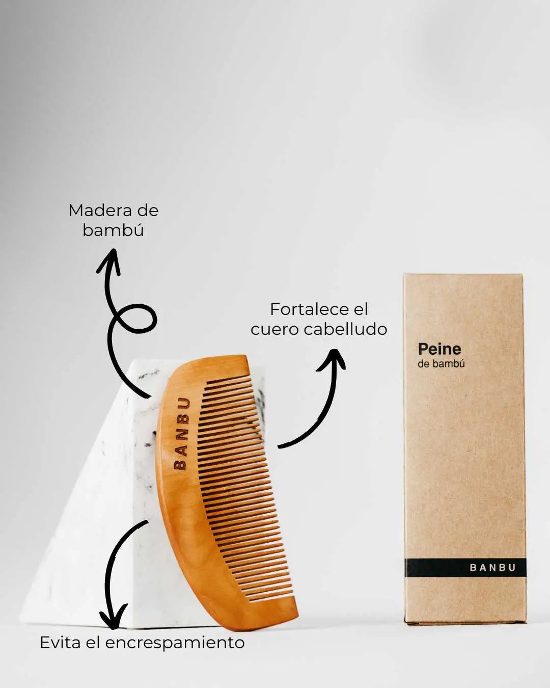 Peine de bambú Banbu junto a su caja de cartón, con texto explicativo sobre sus beneficios para el cabello.