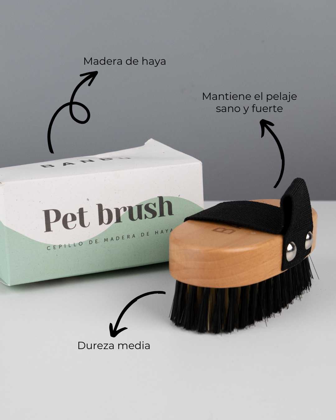 Cepillo de madera de haya Banbu para mascotas con cerdas negras y caja blanca y verde. Producto ecológico.