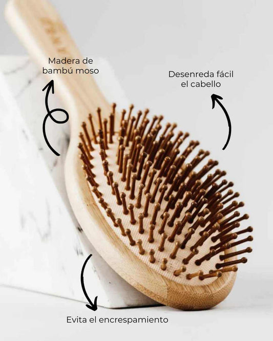 Cepillo de pelo Banbu de bambú claro con púas de madera, ideal para desenredar y evitar el encrespamiento.