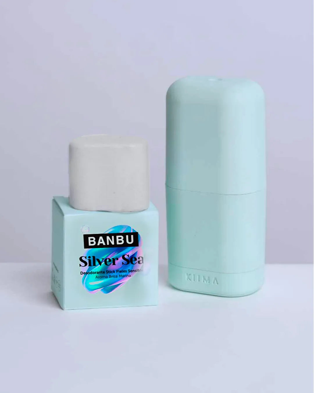 Desodorante sólido Banbu Silver Sea en envase azul menta junto a su cajita cuadrada, sobre fondo blanco liso.
