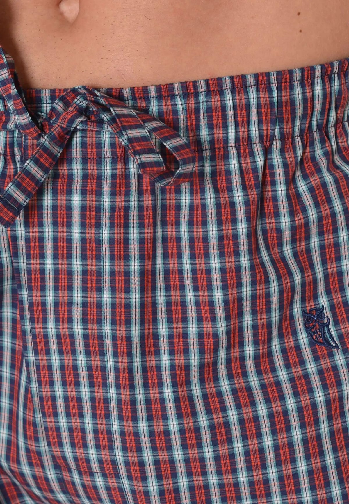Pantalón de pijama para hombre de algodón popelín con estampado de cuadros en tonos rojos y azules y cintura ajustable.
