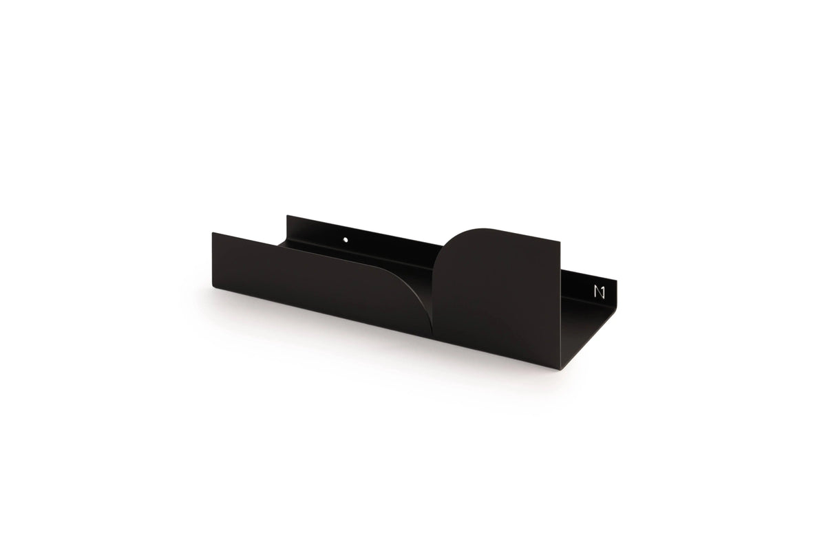 Estante flotante de pared metálico en color negro, con diseño minimalista de formas curvas y acabado mate moderno.