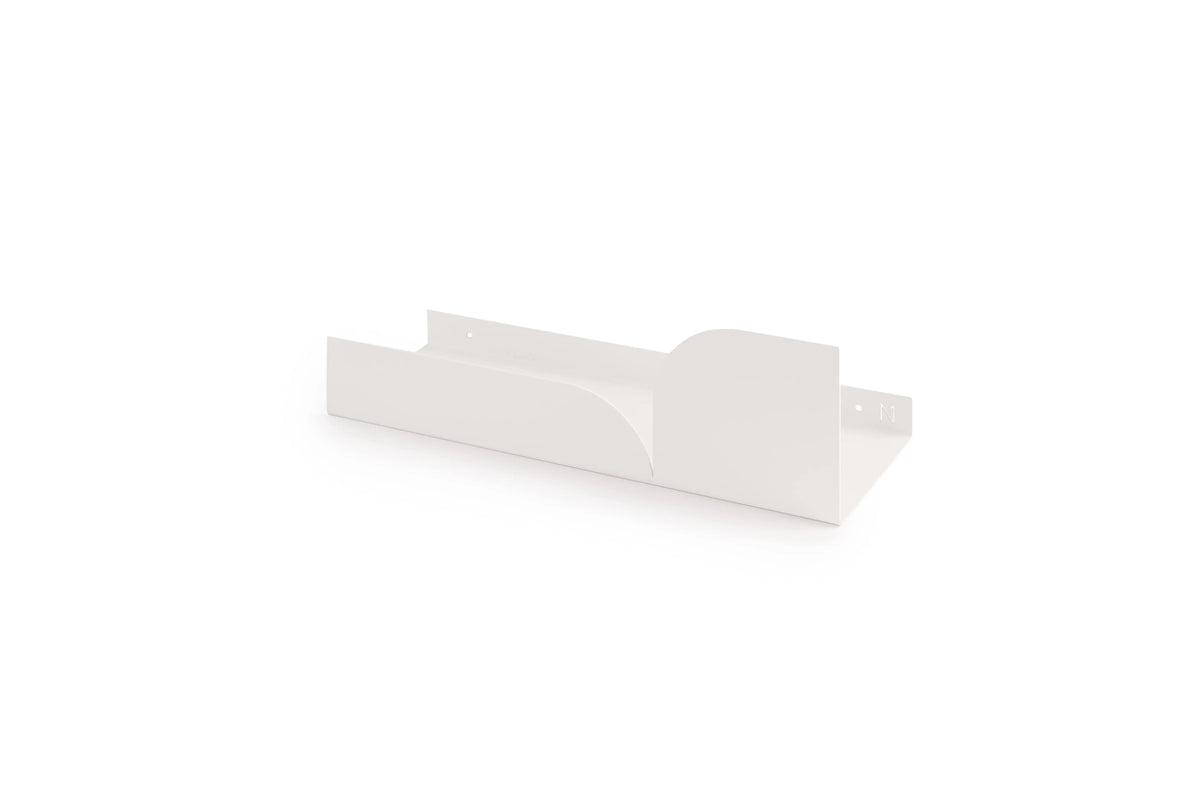 Estante flotante de pared metálico en color blanco, con diseño minimalista de formas curvas y acabado mate.