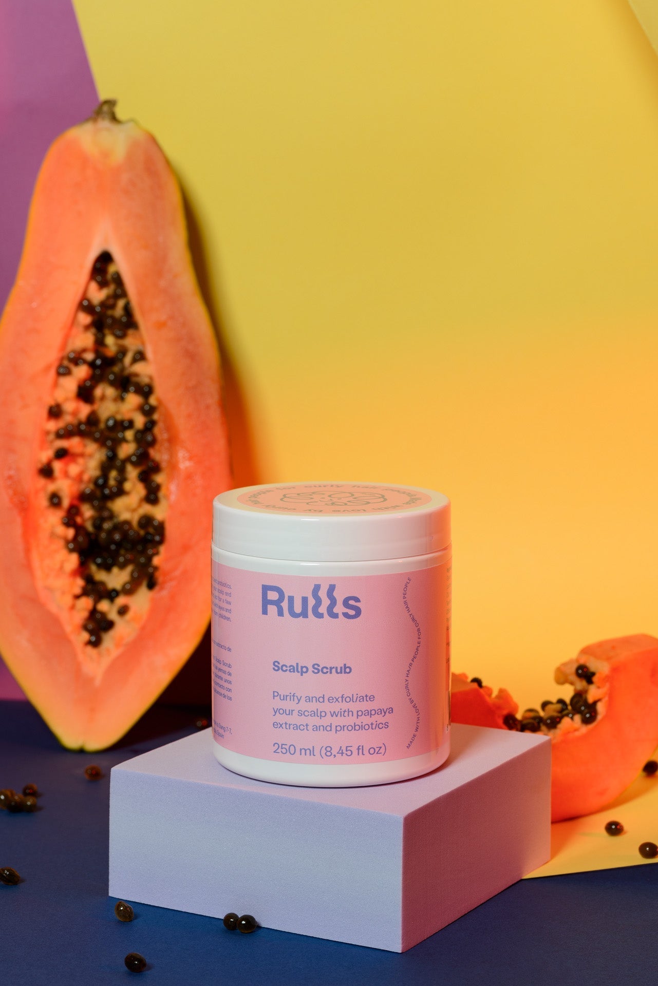Exfoliante para el cuero cabelludo, 250 ml, con extracto de papaya y probióticos, envase rosa, fondo colorido.