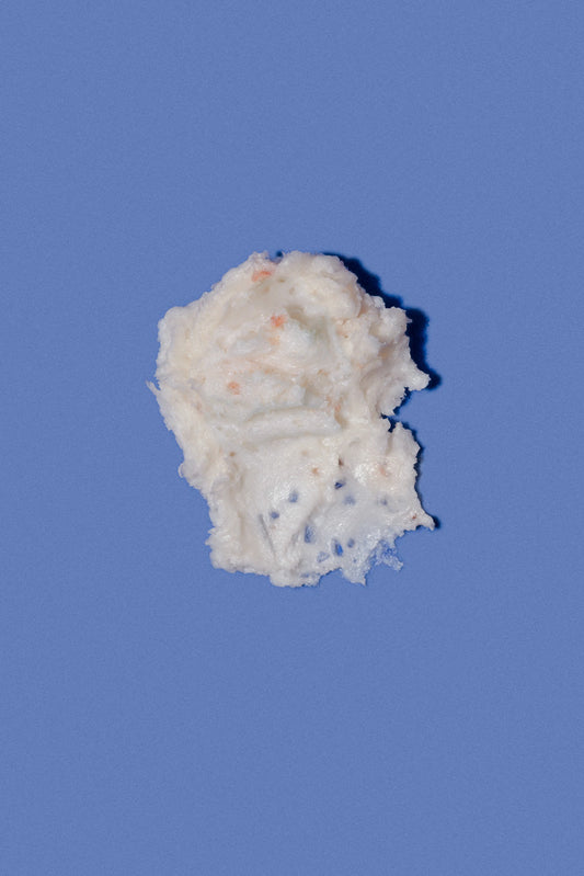 Crema hidratante blanca, suave y cremosa, ideal para todo tipo de pieles sobre fondo azul.
