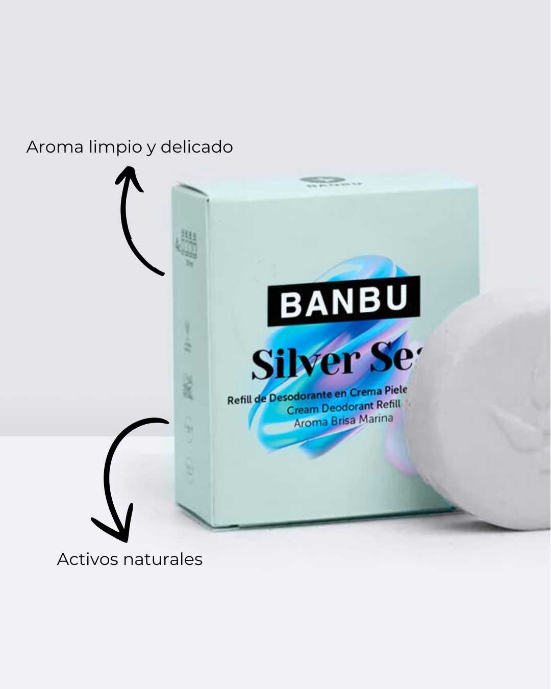 Refill de desodorante en crema Banbu Silver Sea en caja azul claro, junto a una pastilla sólida circular blanca.