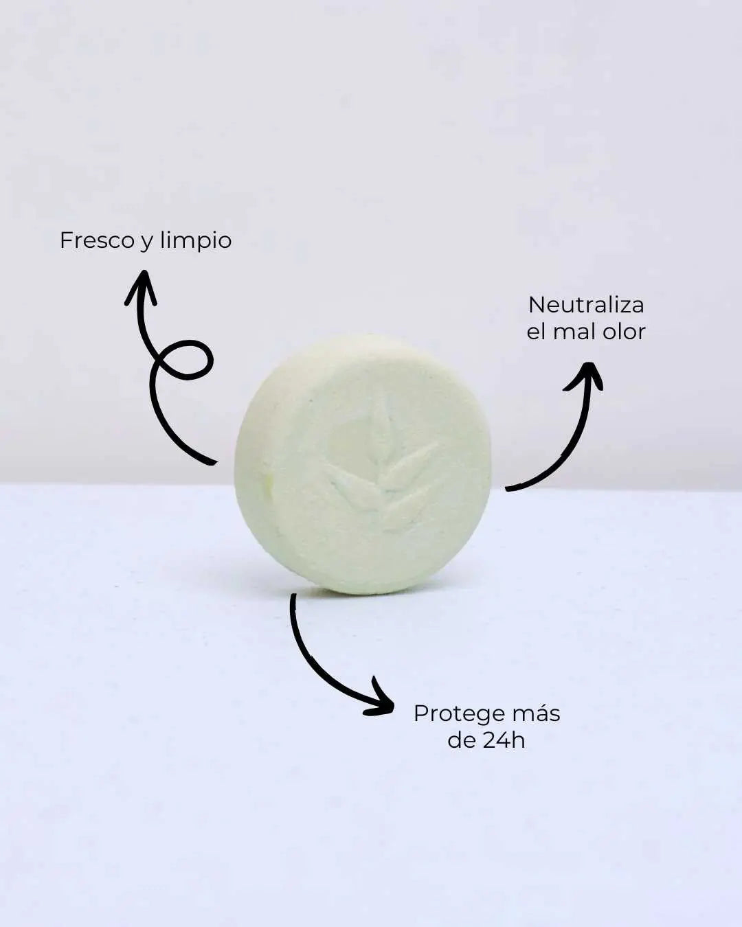 Refill desodorante en crema Banbu: pastilla circular verde claro con hoja grabada, señalando sus beneficios naturales.