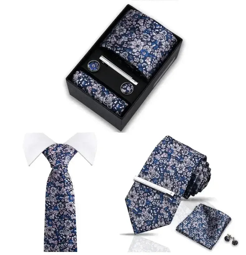 Set de corbata, pañuelo y gemelos azul y rosa con estampado floral, incluye pisacorbatas plateado en caja de regalo.