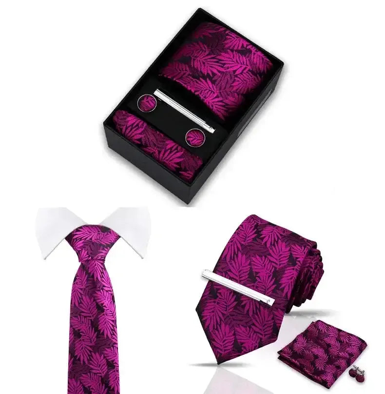 Conjunto de corbata, pañuelo, gemelos y pasador magenta con estampado de hojas en caja de regalo. Estilo elegante.