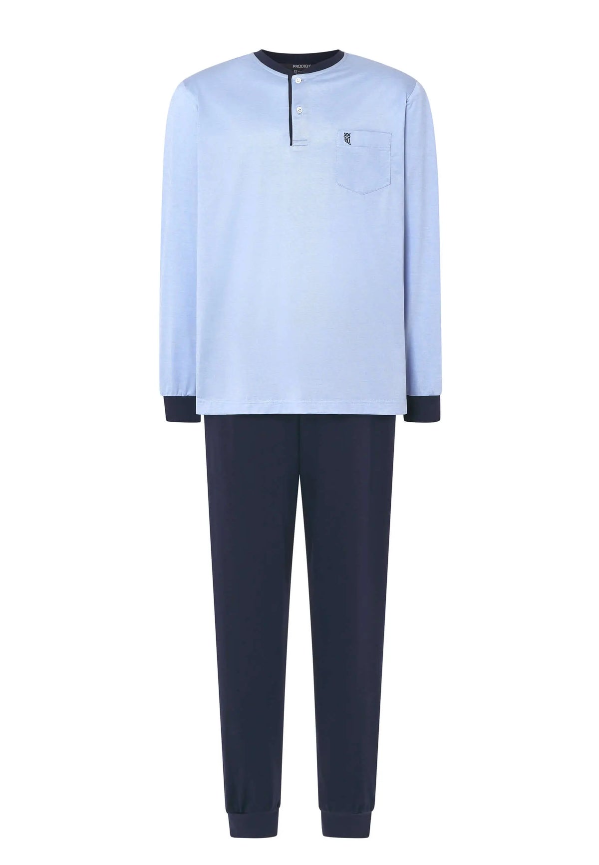 Pijama de hombre azul claro con botones, cuello redondo oscuro, bolsillo y puños, con pantalón azul marino liso.