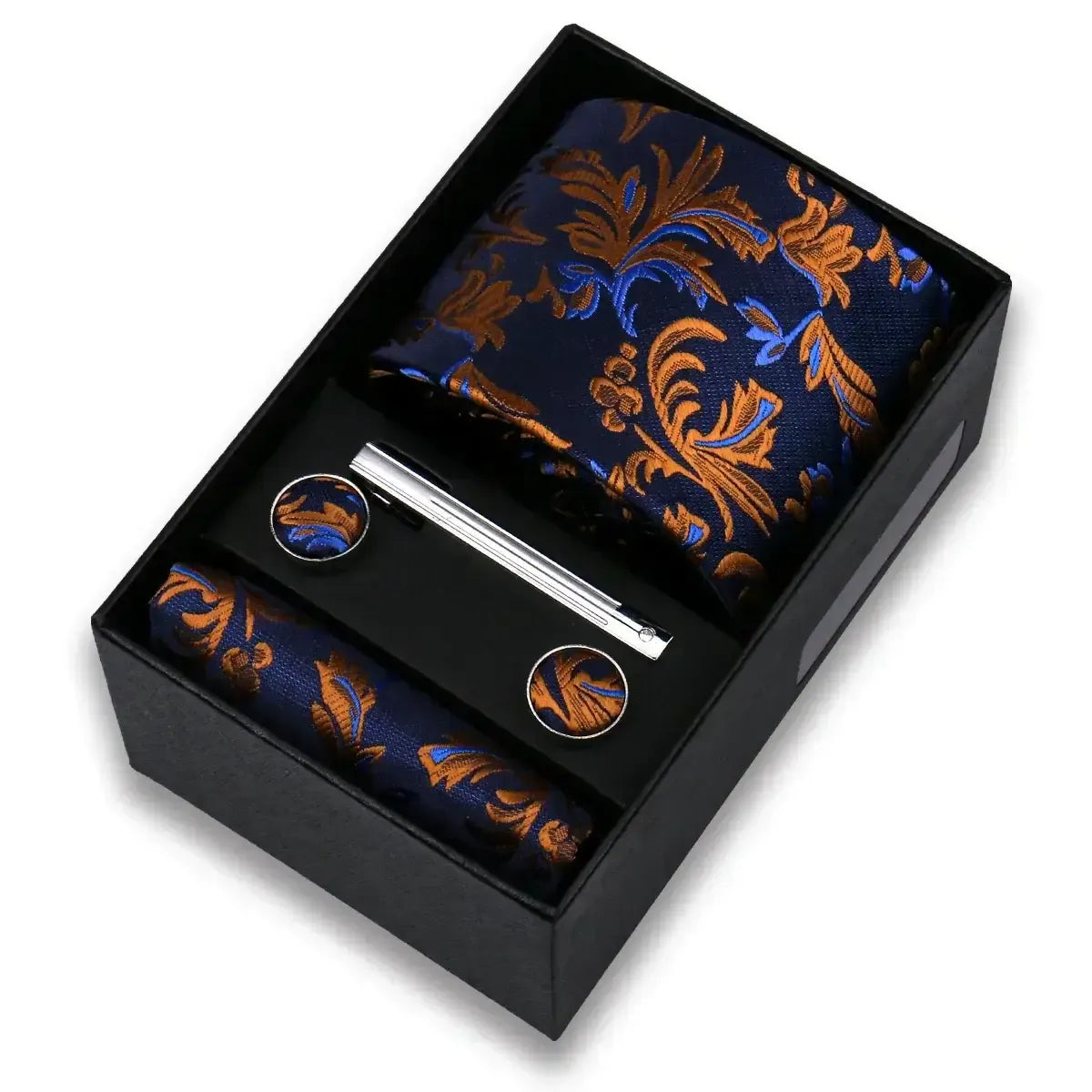 Set de corbata, pañuelo y gemelos azul y naranja con estampado paisley, incluye pasador plateado en caja negra.