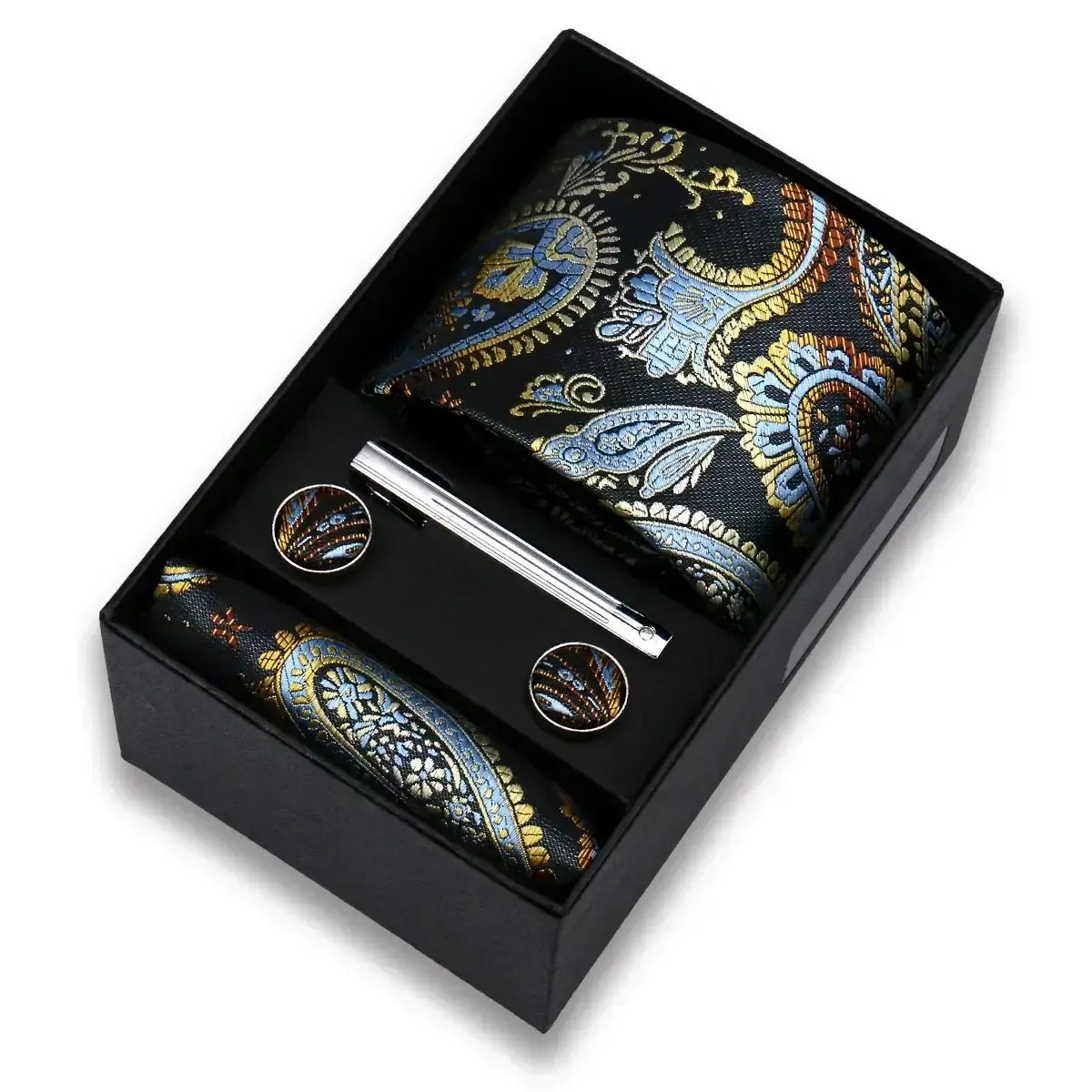 Set de corbata con estampado paisley azul y dorado, pañuelo, gemelos y pisacorbata en caja de regalo negra.