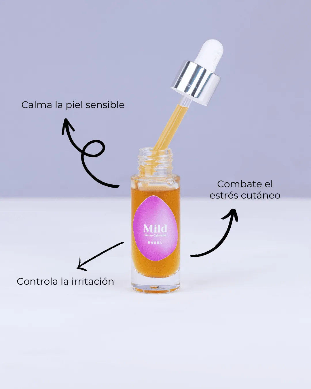 Sérum facial calmante Banbu Mild de color ámbar en frasco de vidrio con gotero, sobre fondo lila claro.