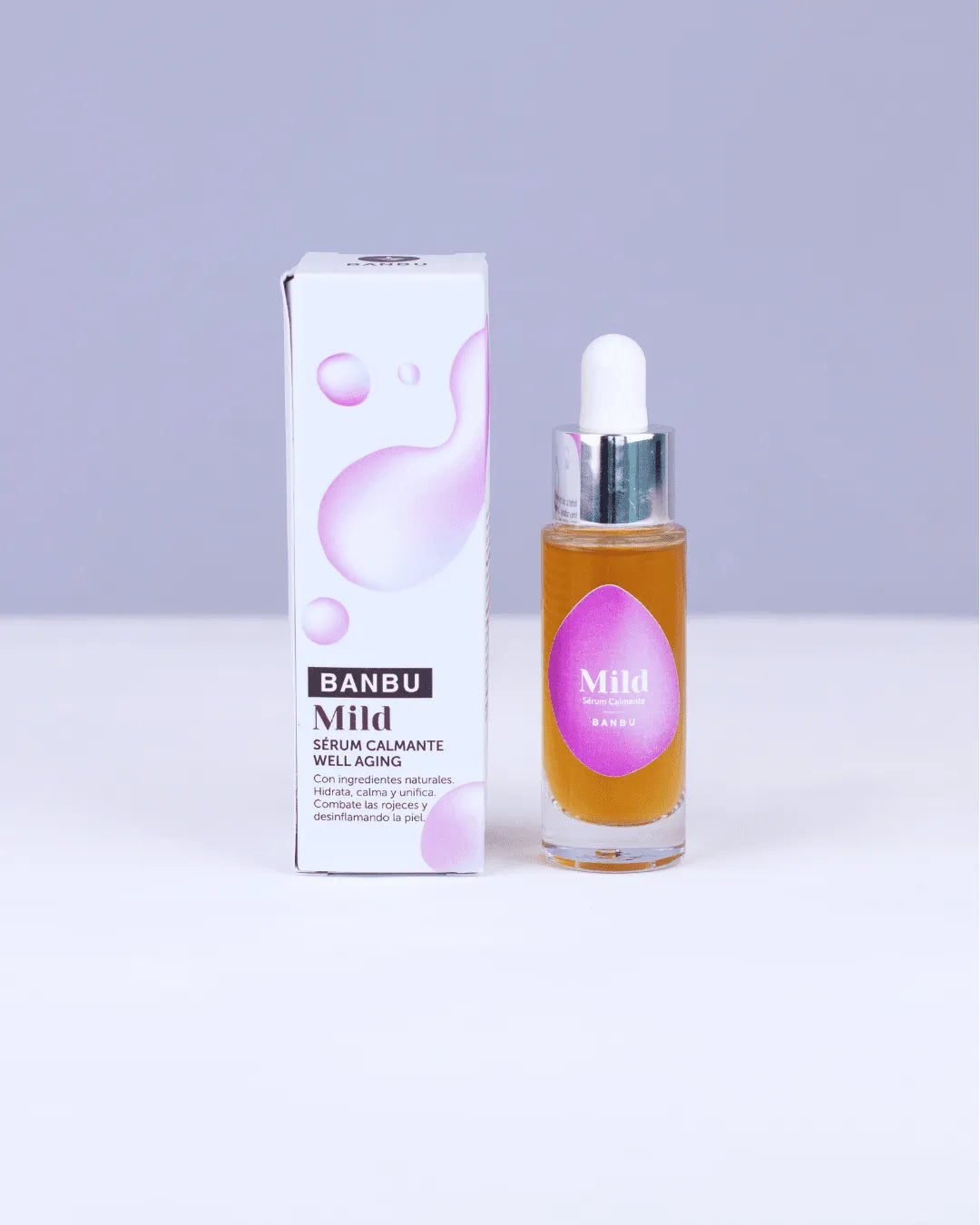 Sérum facial calmante Mild de Banbu junto a su caja blanca con detalles morados sobre fondo neutro.