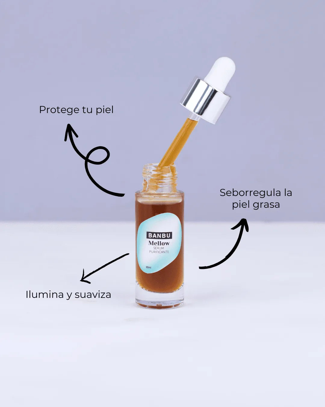 Frasco de cristal con sérum purificante Banbu Mellow, pipeta y texto descriptivo sobre sus beneficios en fondo lila.