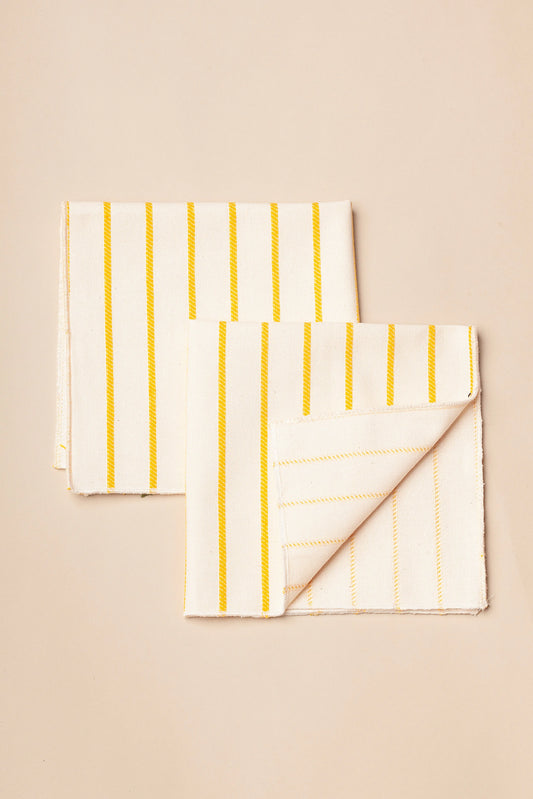 Servilletas de algodón blanco con rayas amarillas, de estilo moderno y ligero, ideales para comedor.