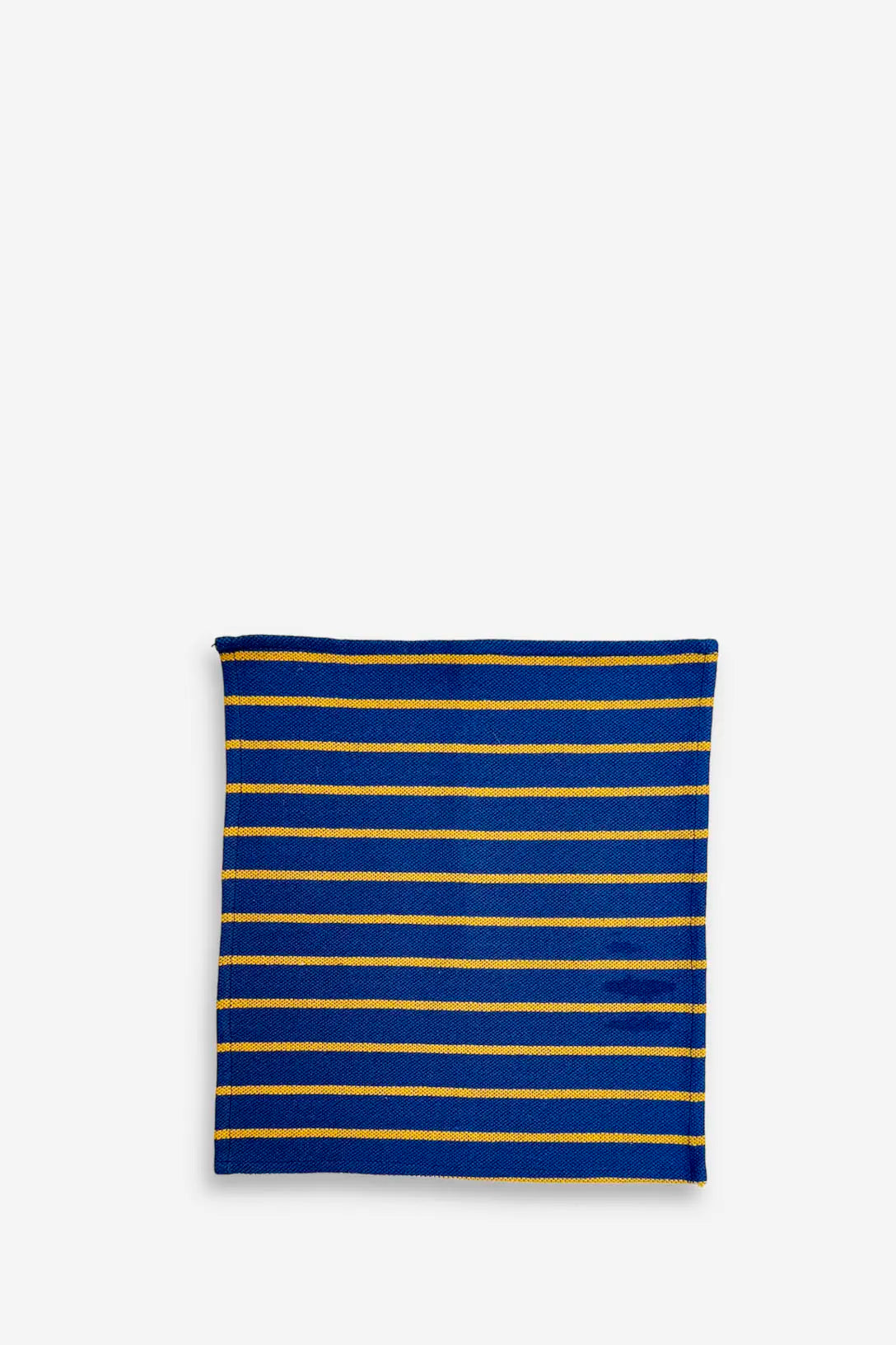 Pack de dos servilletas de tela azul con rayas horizontales amarillas de estilo clásico.