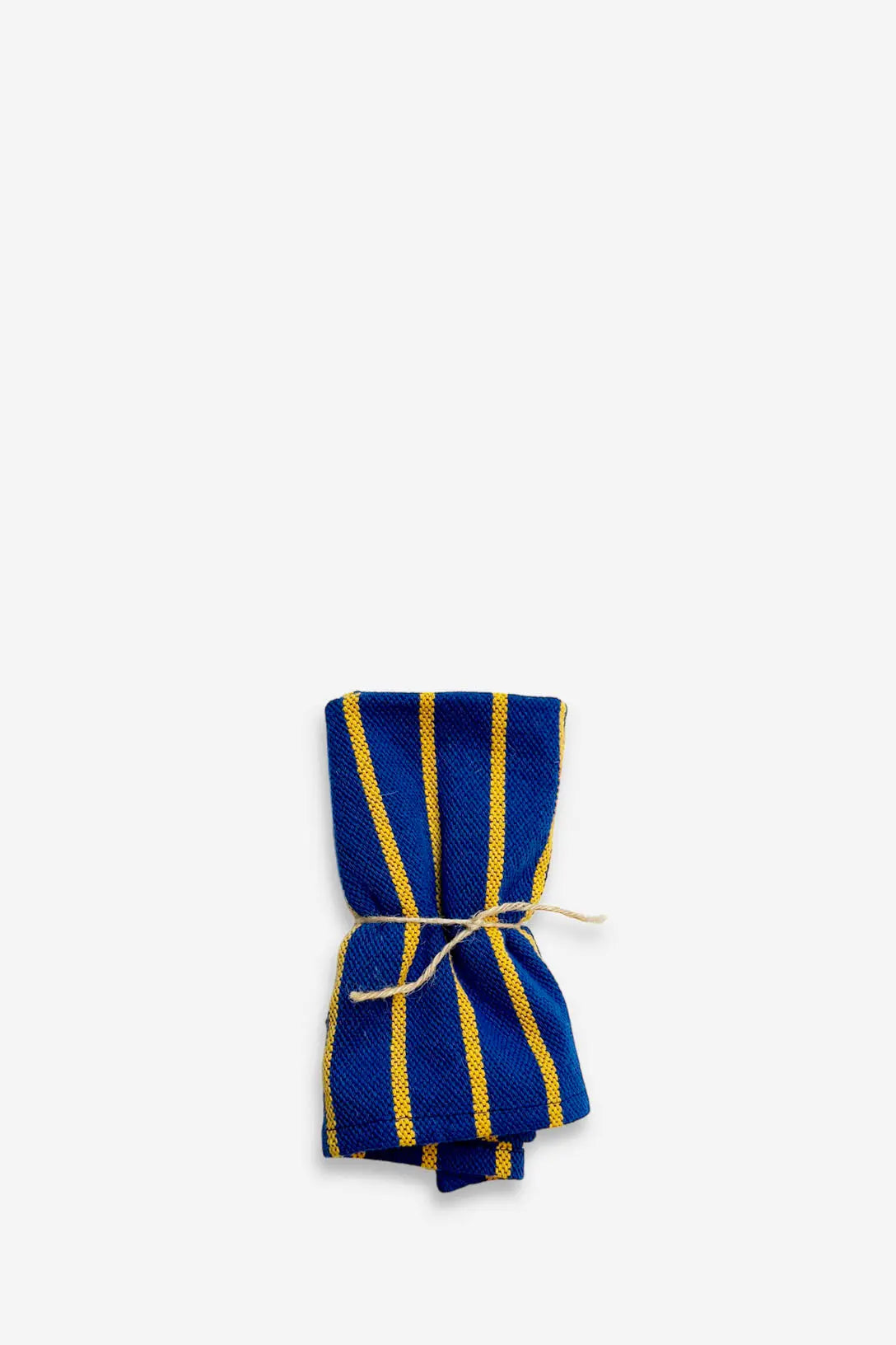 Pack de dos servilletas de tela con estampado de rayas verticales azules y amarillas, atadas con una cuerda de yute.