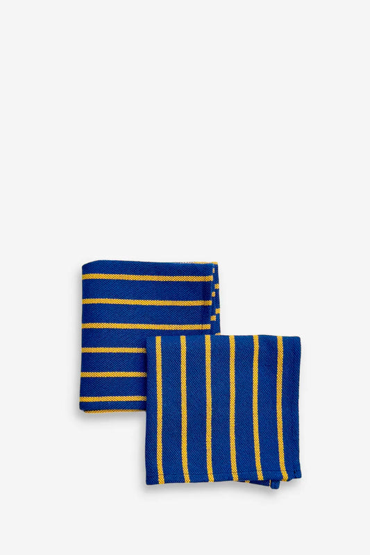 Pack de dos servilletas de tela con diseño de rayas verticales y horizontales en color azul intenso y amarillo.