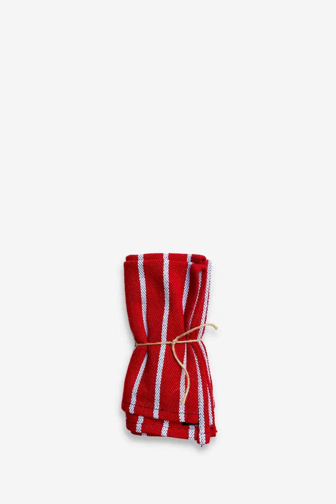 Pack de dos servilletas de tela roja con rayas blancas verticales, atadas con una cuerda de yute sobre fondo blanco.