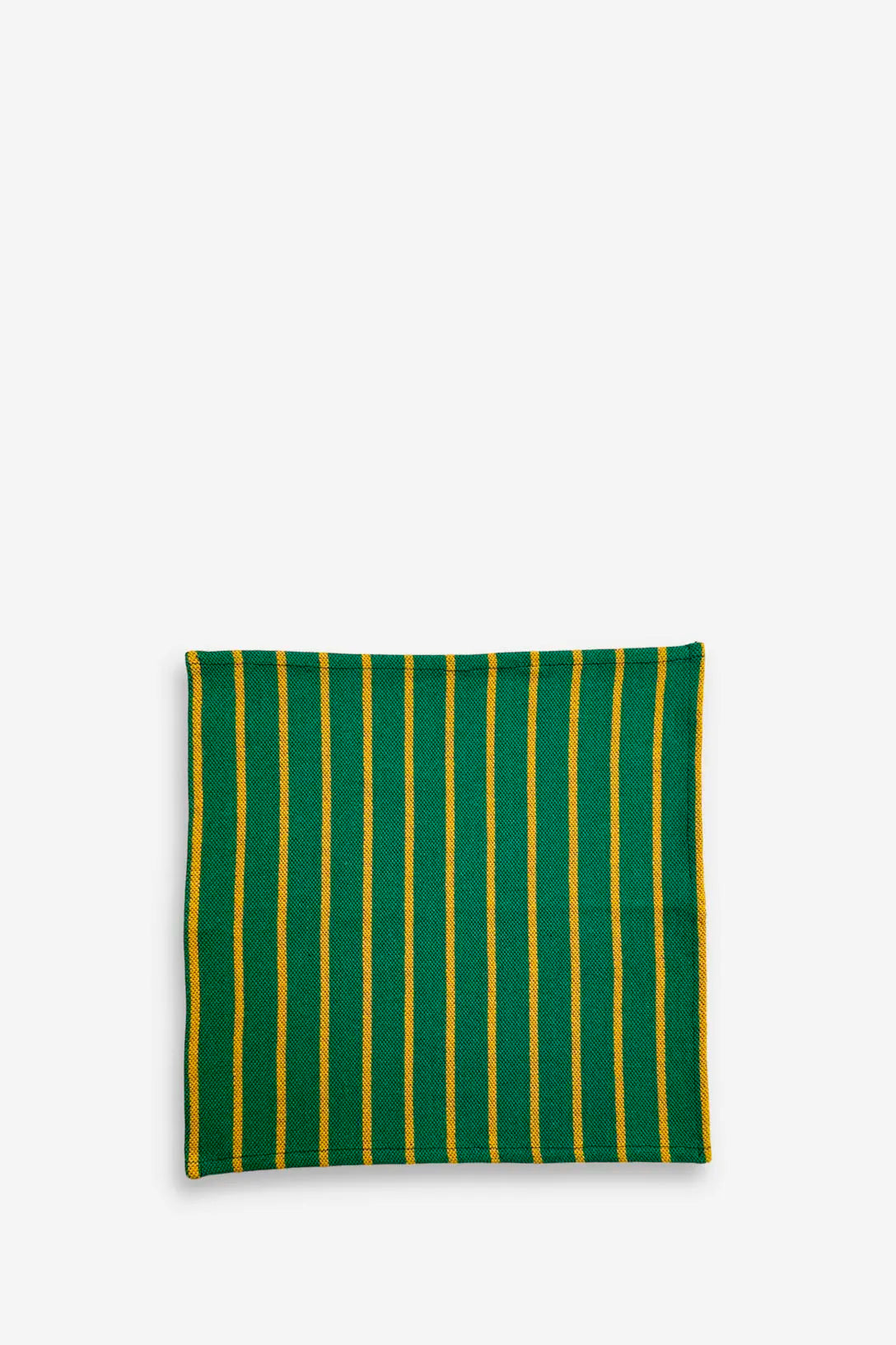 Servilleta cuadrada de tela con diseño de rayas verticales en color verde y amarillo sobre fondo neutro.