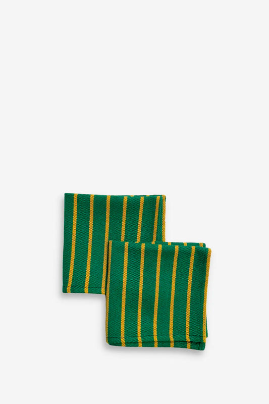 Pack de dos servilletas cuadradas de tela con diseño de rayas verticales en tonos verde y amarillo sobre fondo blanco.