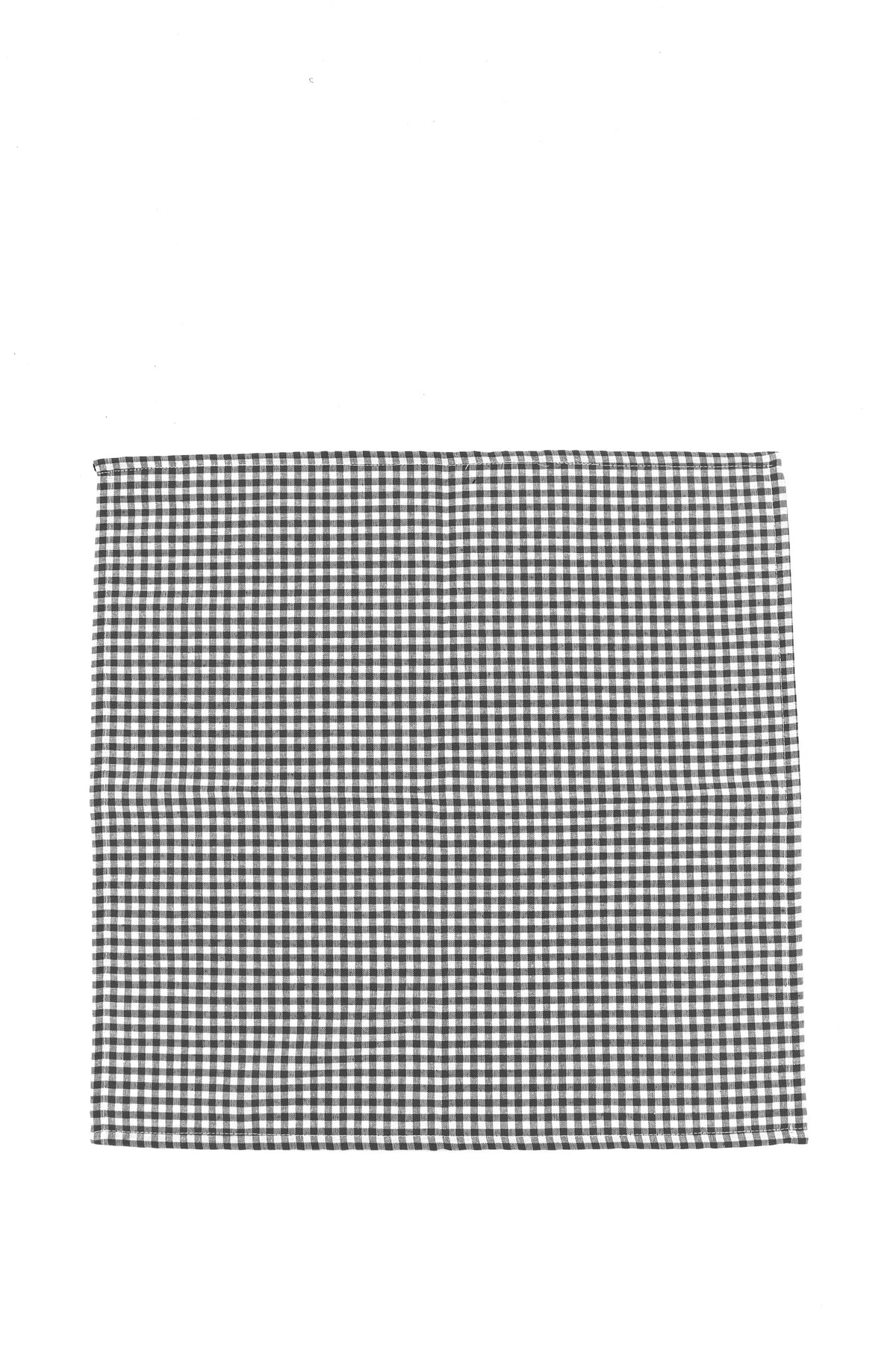 Pack de dos servilletas de tela con estampado de cuadros vichy en blanco y negro, estilo clásico y casual.
