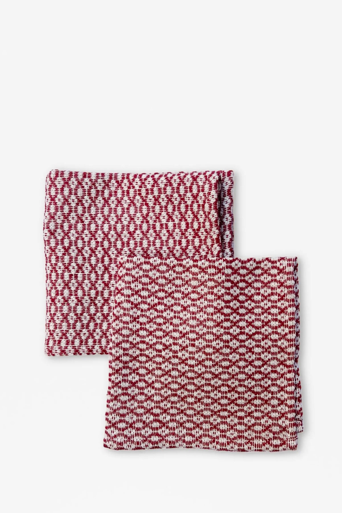 Pack de dos servilletas de tela con estampado geométrico estilo ojo de perdiz en color granate y blanco.