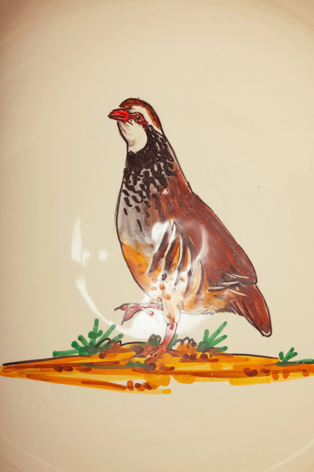 Cuenco de cerámica color crema con una ilustración pintada a mano de una perdiz en tonos marrones, rojizos y verdes.