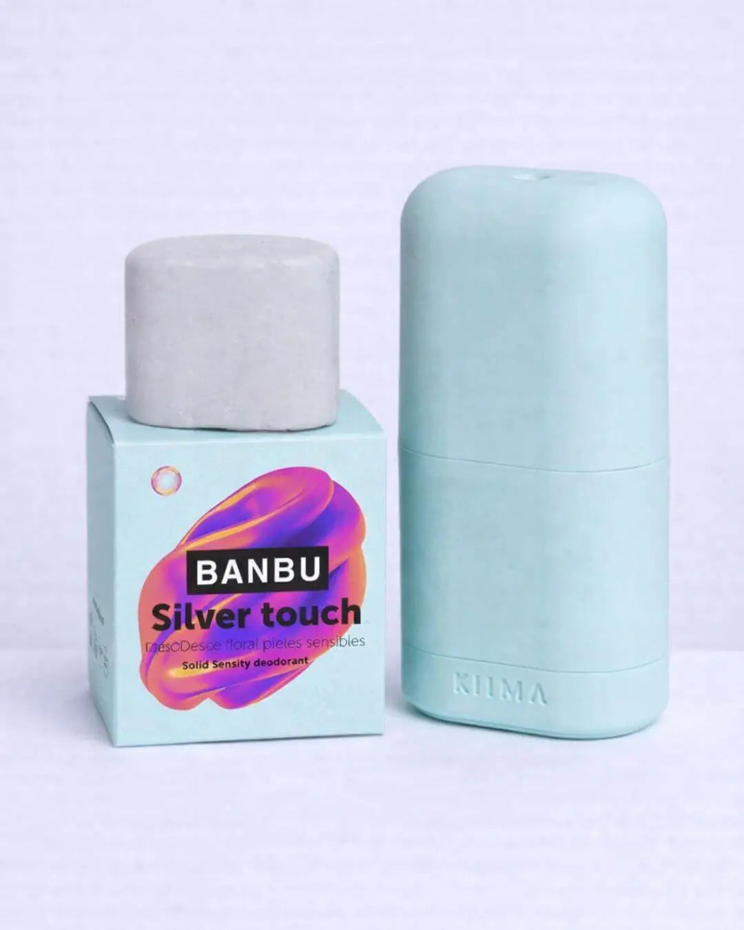 Desodorante sólido Banbu Silver Touch: caja azul claro, pastilla gris y aplicador ergonómico color verde menta.