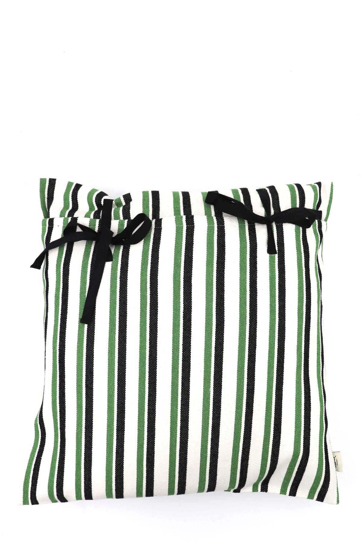 Funda de cojín cuadrada de loneta, rayas verticales verdes y negras sobre fondo blanco, con cierres de lazos negros.