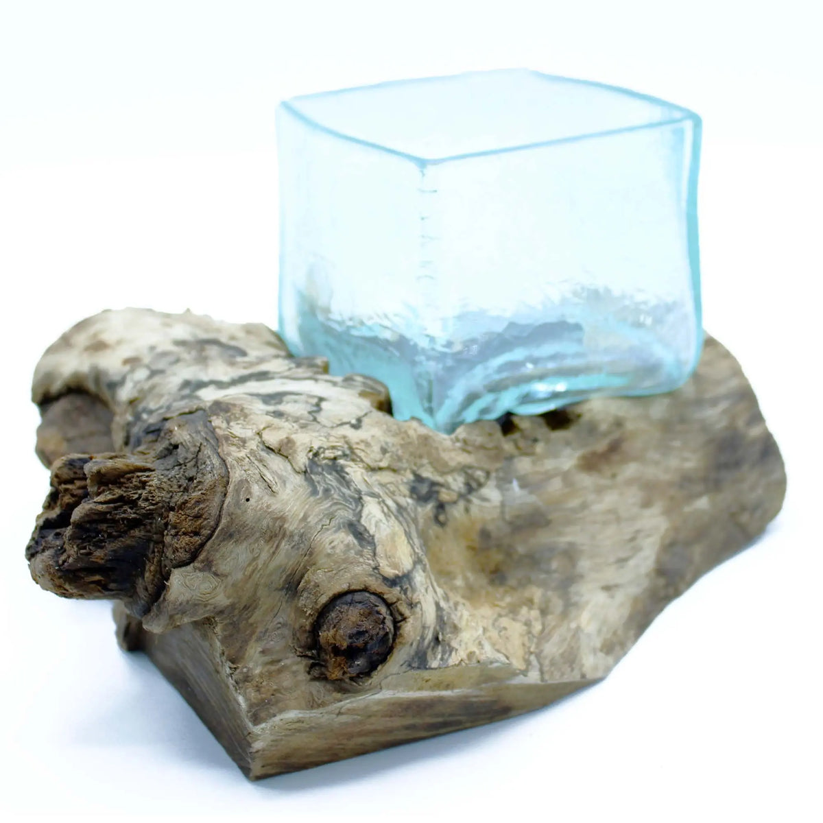 Tanque de vidrio fundido azul claro con efecto craquelado, asentado sobre una base de madera rústica natural.