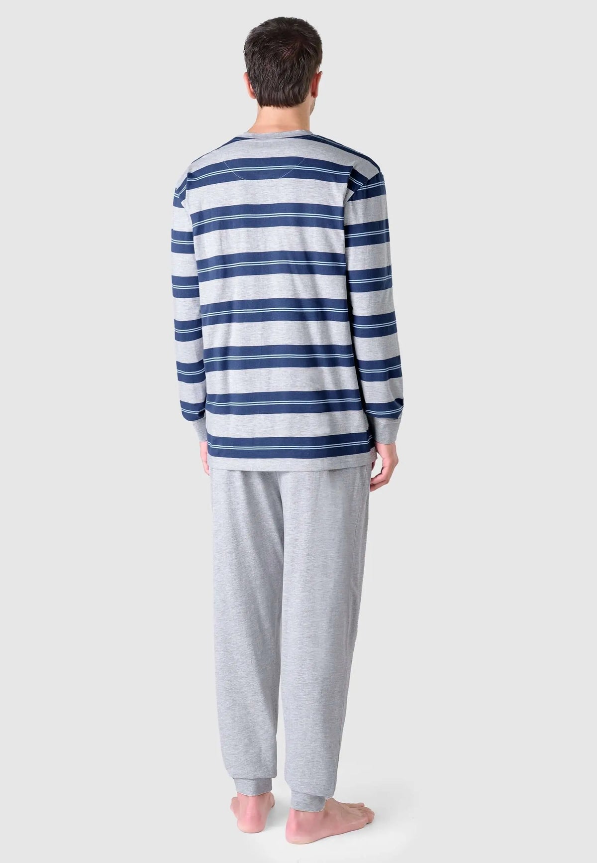 Pijama de hombre de punto: camiseta de manga larga a rayas azul y gris y pantalón largo gris liso. Vista posterior.
