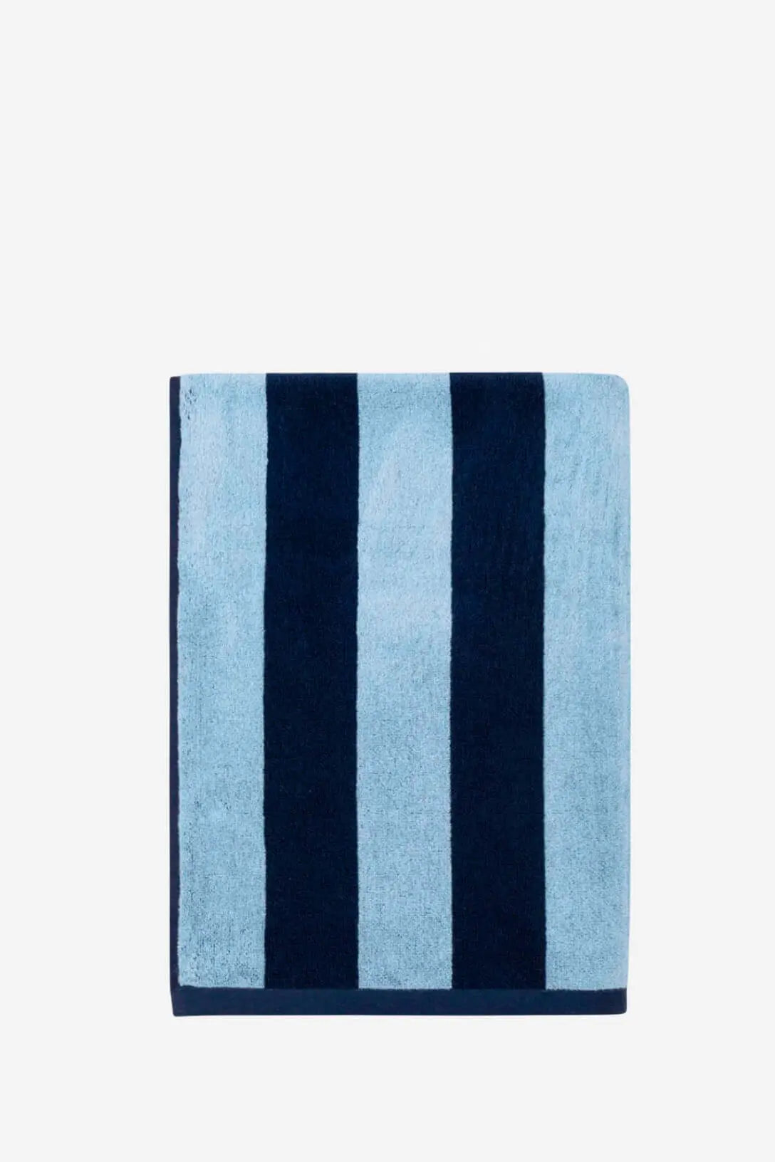 Toalla de playa grande de algodón con diseño de rayas verticales en azul marino y celeste. Textura suave y absorbente.