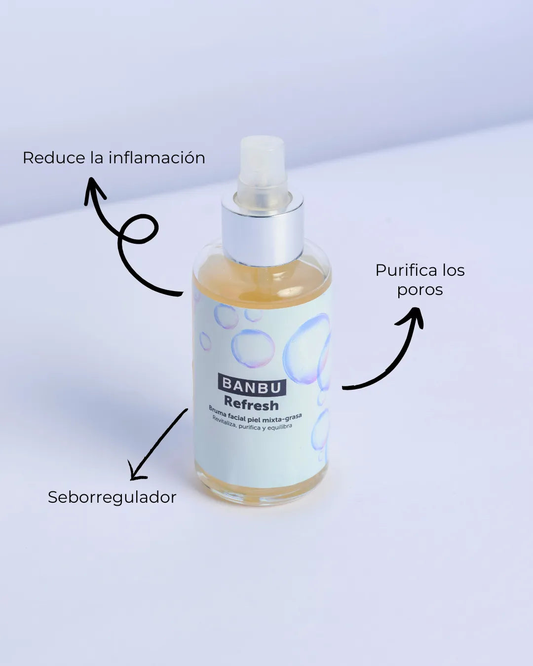 Tónico facial Banbu Refresh en frasco transparente con etiquetas de burbujas sobre fondo blanco, con beneficios señalados.