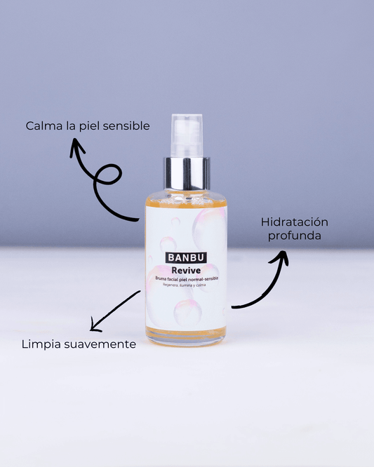 Frasco de vidrio con tónico facial Banbu Revive para piel sensible, con vaporizador y flechas que indican sus beneficios.