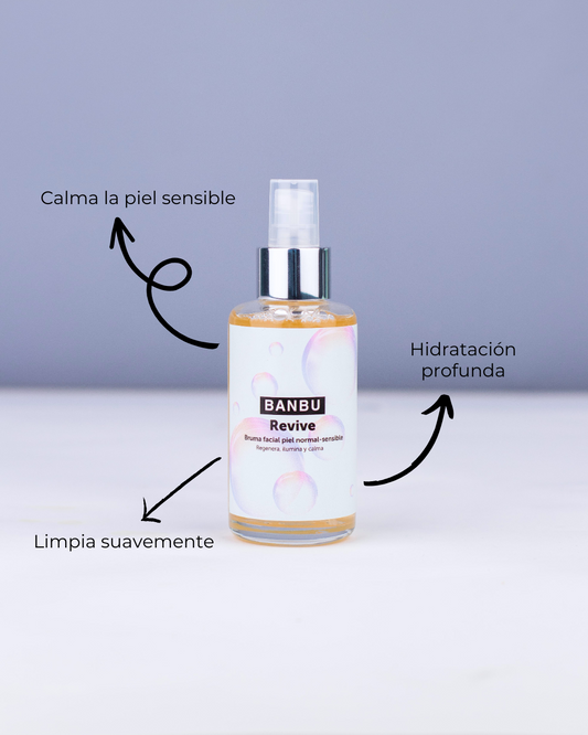 Frasco de vidrio con tónico facial Banbu Revive para piel sensible, con vaporizador y flechas que indican sus beneficios.