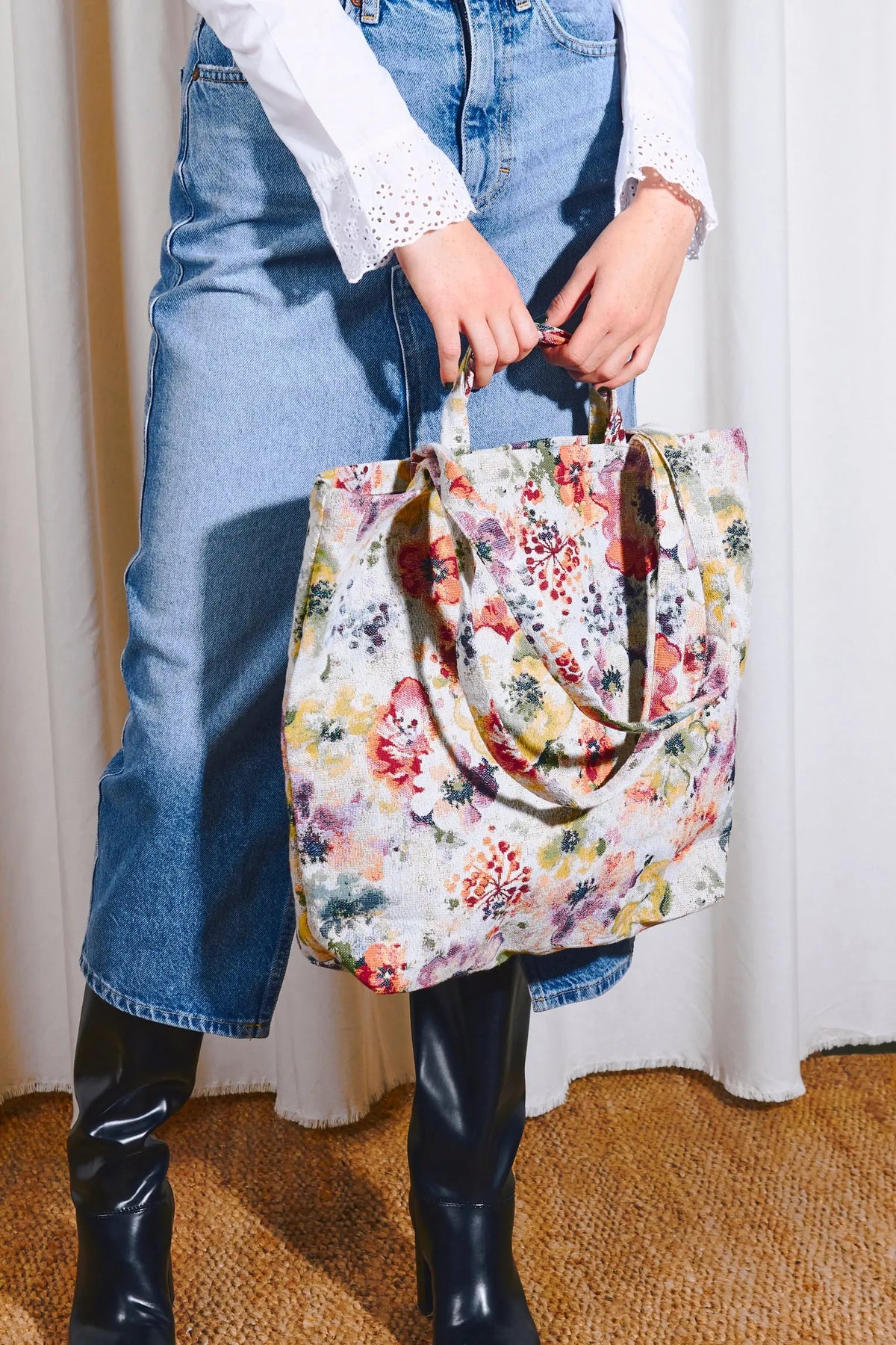 Tote bag de tela jacquard con estampado de flores y amapolas en tonos coloridos, estilo casual y amplio.
